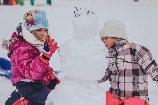 Dlaczego śniegowce dziecięce to must-have w zimie?