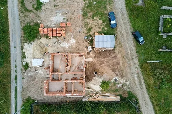 Działka rolna przekwalifikowana na budowlaną – co sprawdzić przed zakupem