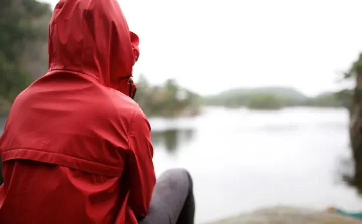 Softshell reklamowy z nadrukiem – jak zaprojektować i zamówić kurtki, które wyróżnią Twoją firmę