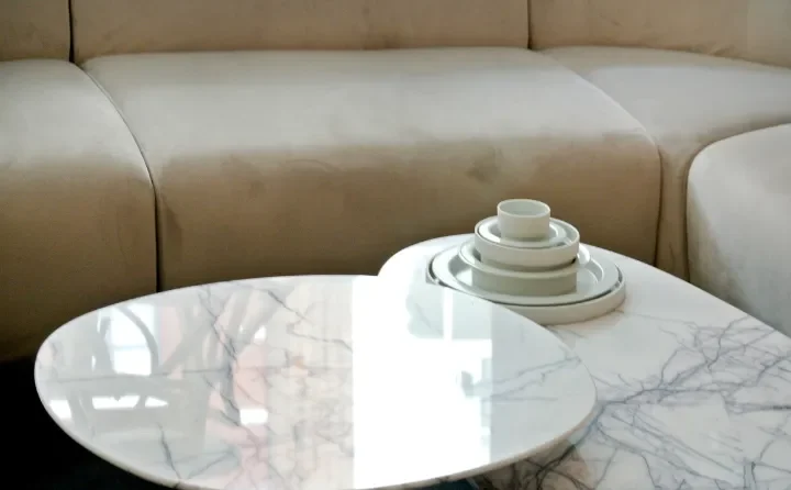 Stolik kawowy, który zmienia salon w designerską przestrzeń