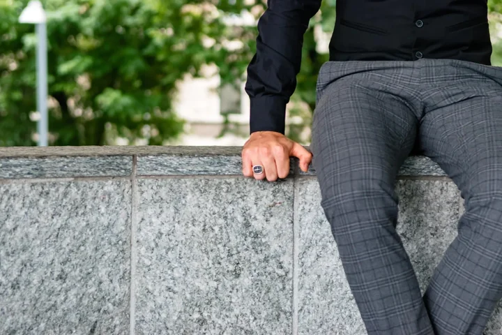 Zdjęcie przedstawia mężczyzna ubranego w spodnie męskie w kratę