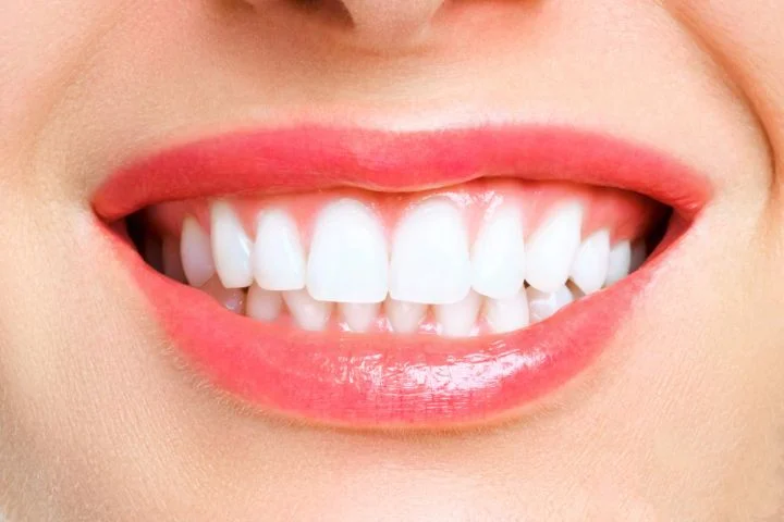 Ząb jak prawdziwy – kiedy warto postawić na implant?