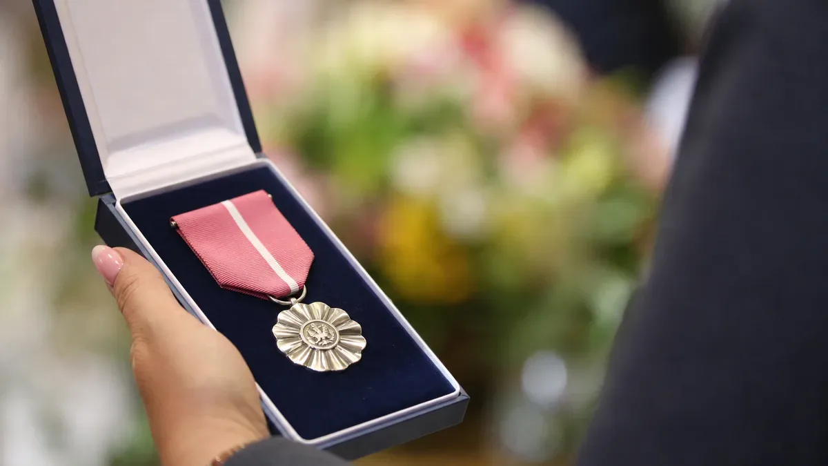 Nauczyciele z nagrodami, burmistrz ze statuetką. Uroczystość w Olkuszu