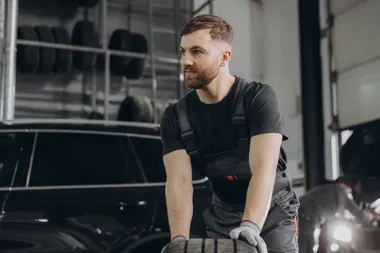 Żuraw warsztatowy: czym jest i komu się przyda?