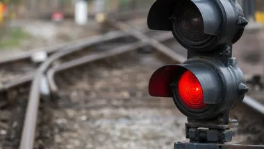 Cztery stopnie alarmowe obowiązują w Polsce. Charlie obejmuje linie kolejowe