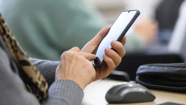 Fałszywe inwestycje w sieci. Seniorzy z Olkusza poznają sposoby obrony