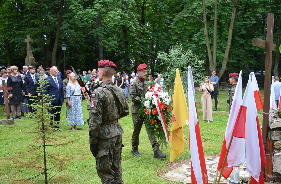 Delegacje składają kwiaty pod pomnikiem