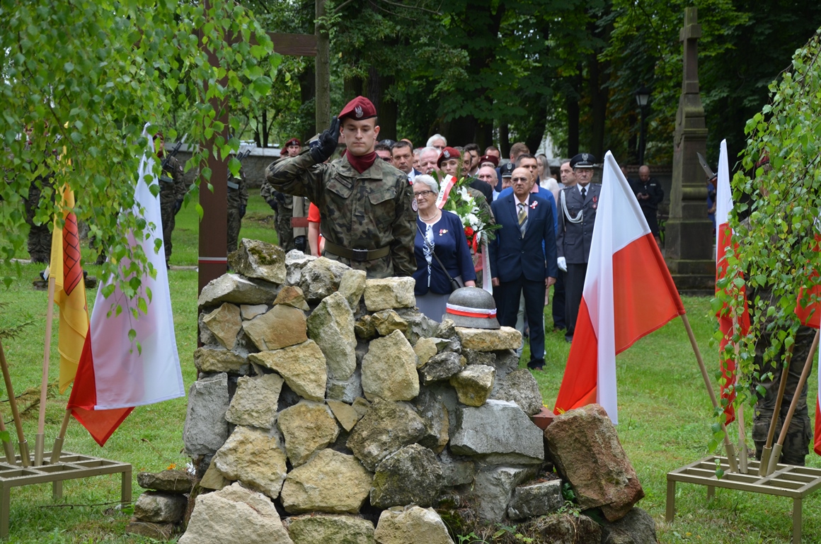 Delegacje składają kwiaty pod pomnikiem