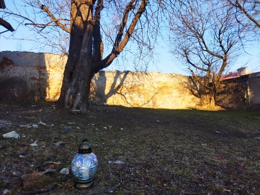 znicz przed trzema kasztanowcami - miejscem stracenia