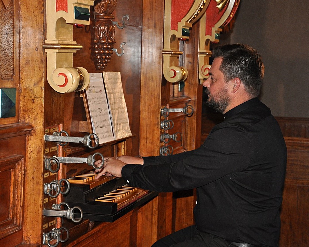 Mężczyzna gra na organach w kościele