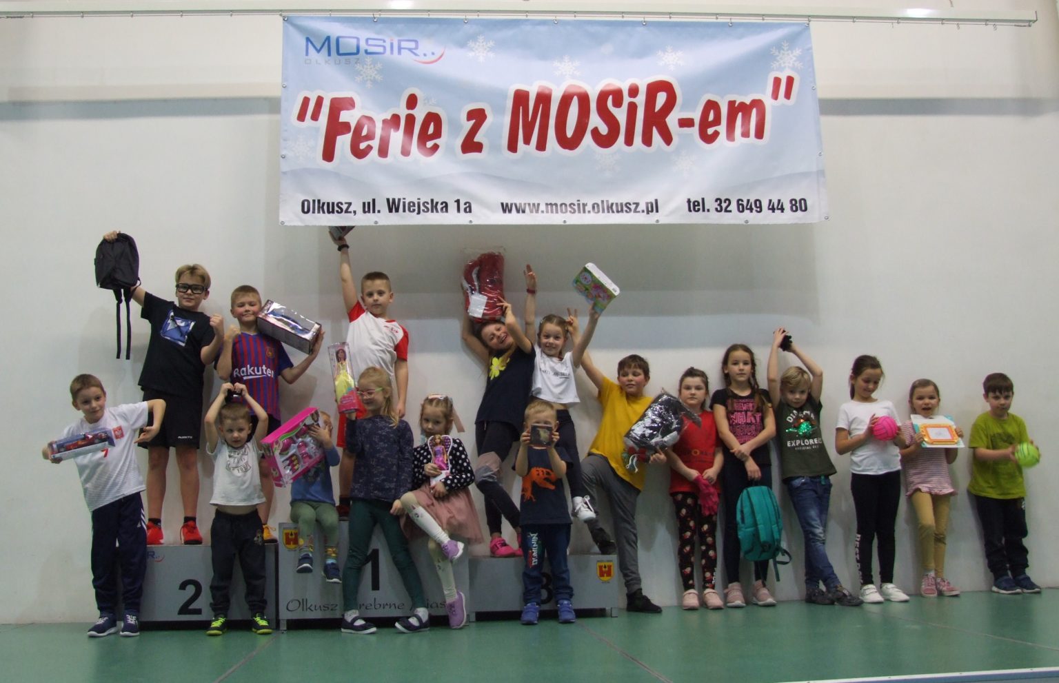 Grupa dzieci, uczestników zajęć sportowych