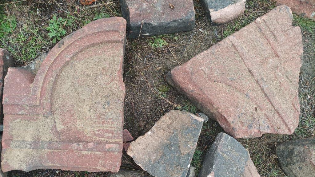 Kilka fragmentów kamiennych macew
