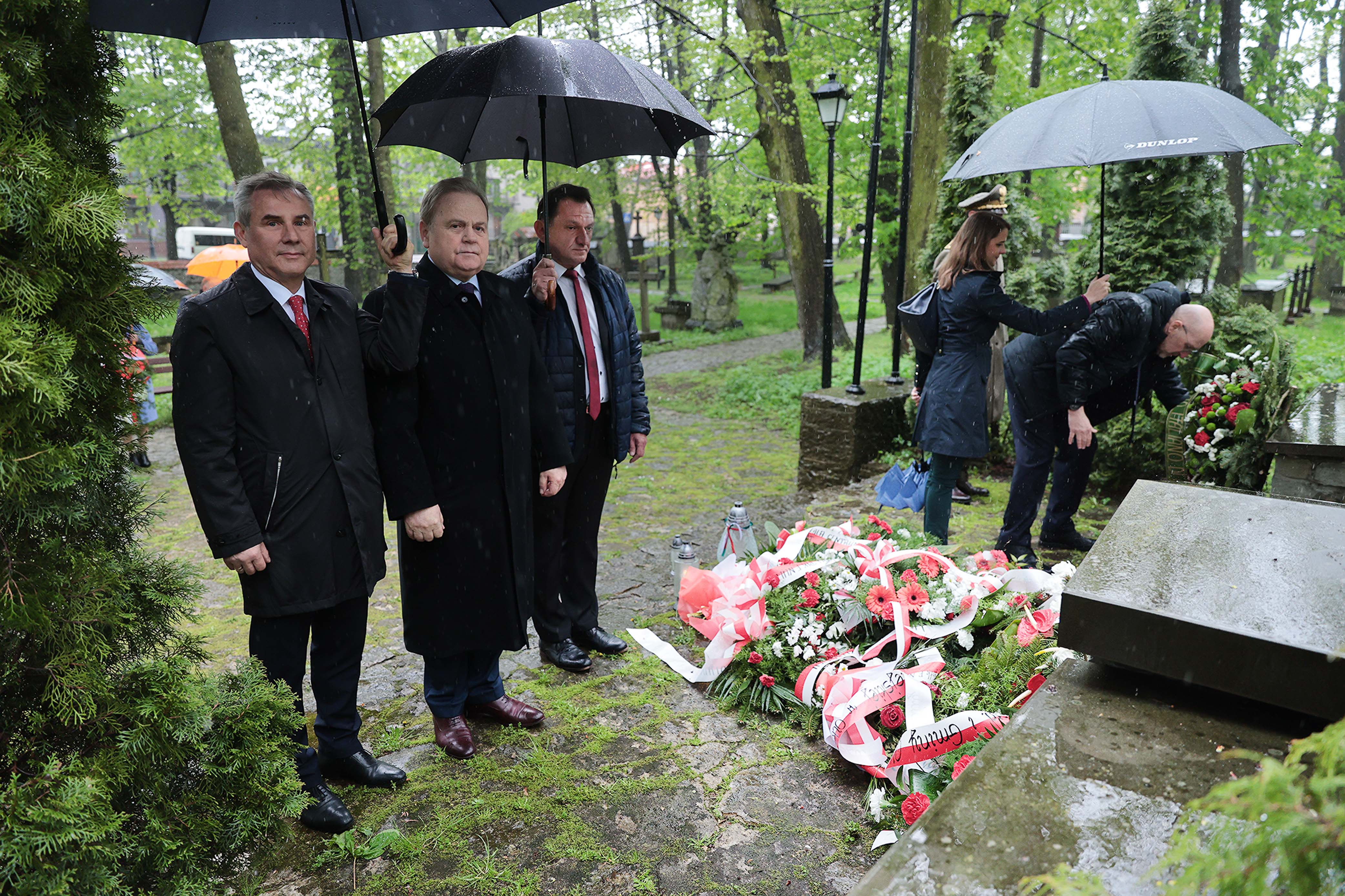 Delegacja z burmistrzem Olkusza składa kwiaty na grobie
