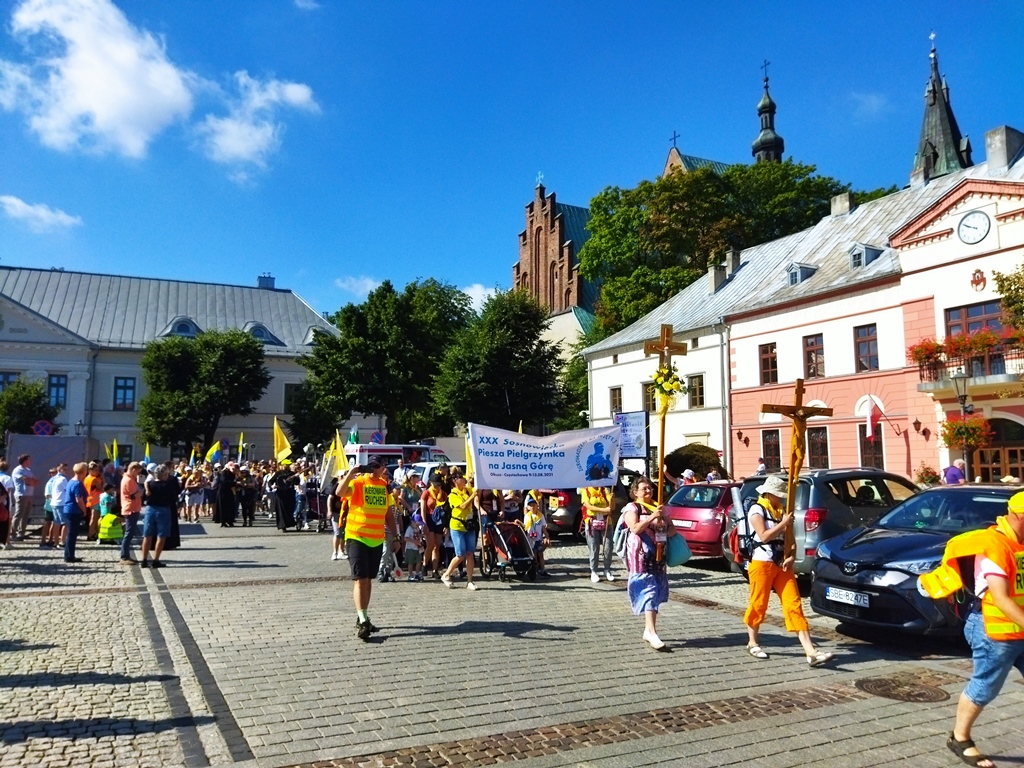 Uczestnicy pielgrzymki na rynku w Olkuszu