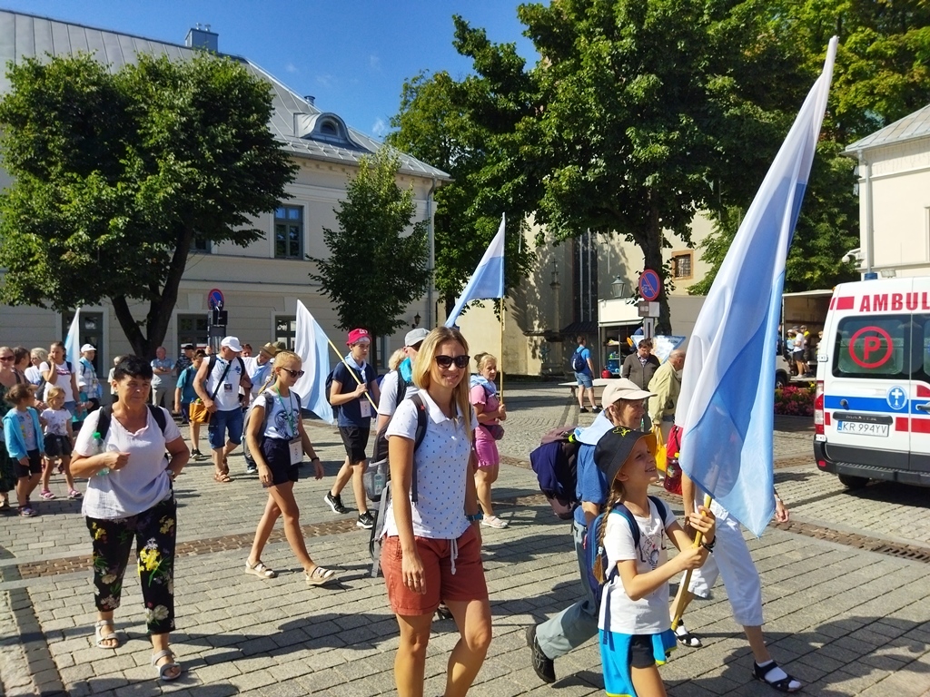 Uczestnicy pielgrzymki na rynku w Olkuszu