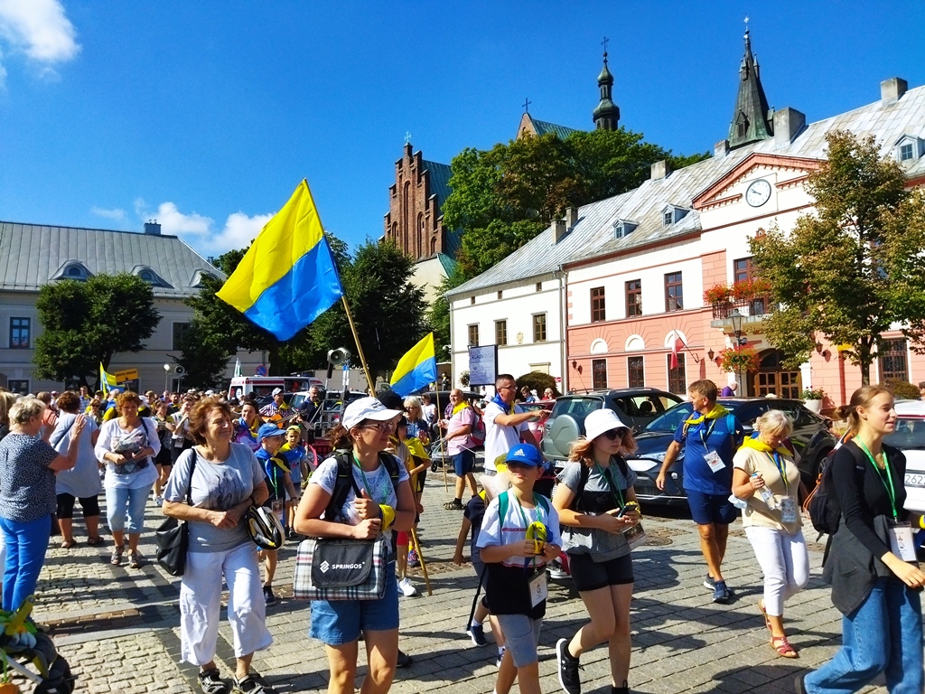 pielgrzymi na rynku