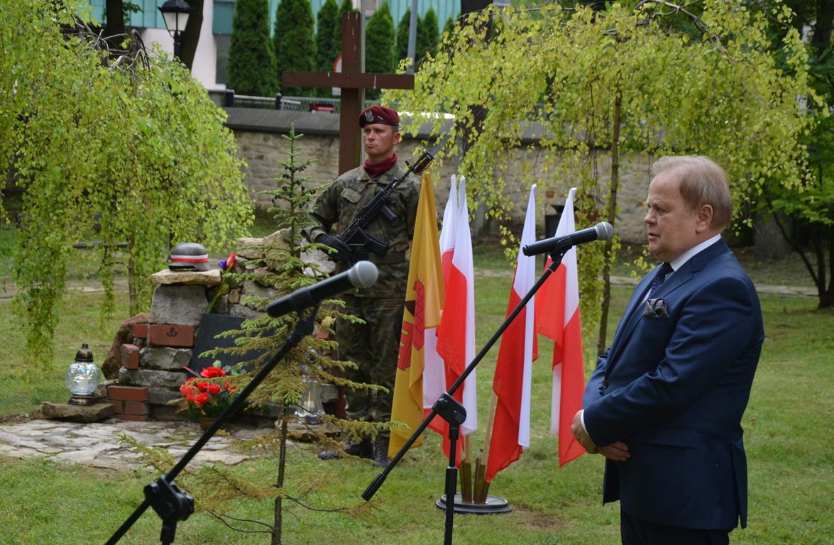 Burmistrz Olkusza przemawia podczas uroczystości