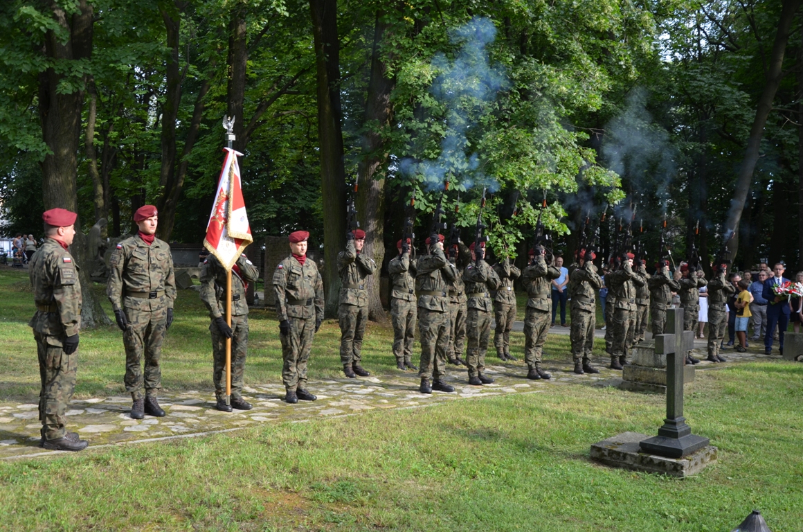 Oddział żołnierzy oddaje salwę honorową