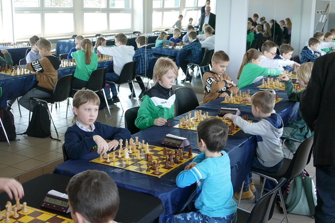Grupa dzieci gra w szachy