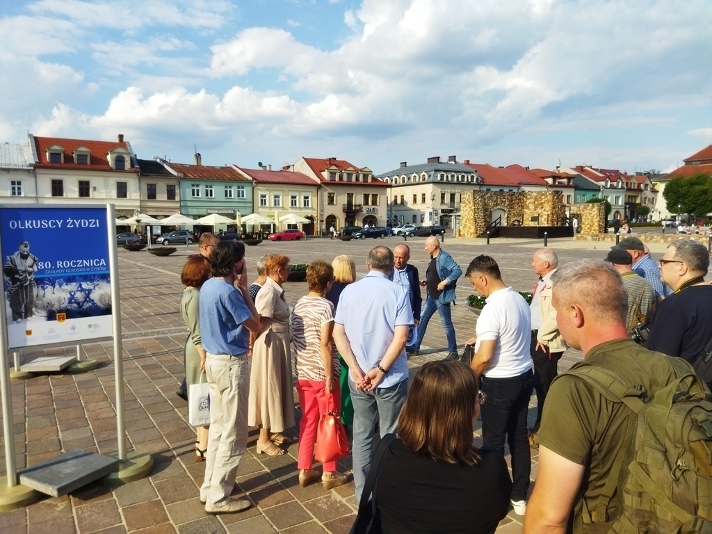 Kilkadziesiat osób ogląda wystawę na rynku