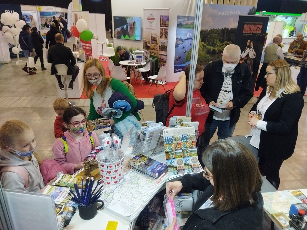 Dzieci dostają materiały promocyjne na targach turystycznych