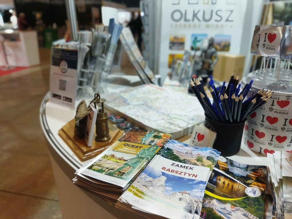 Ulotki i materiały promocyjne podczas targów turystycznych
