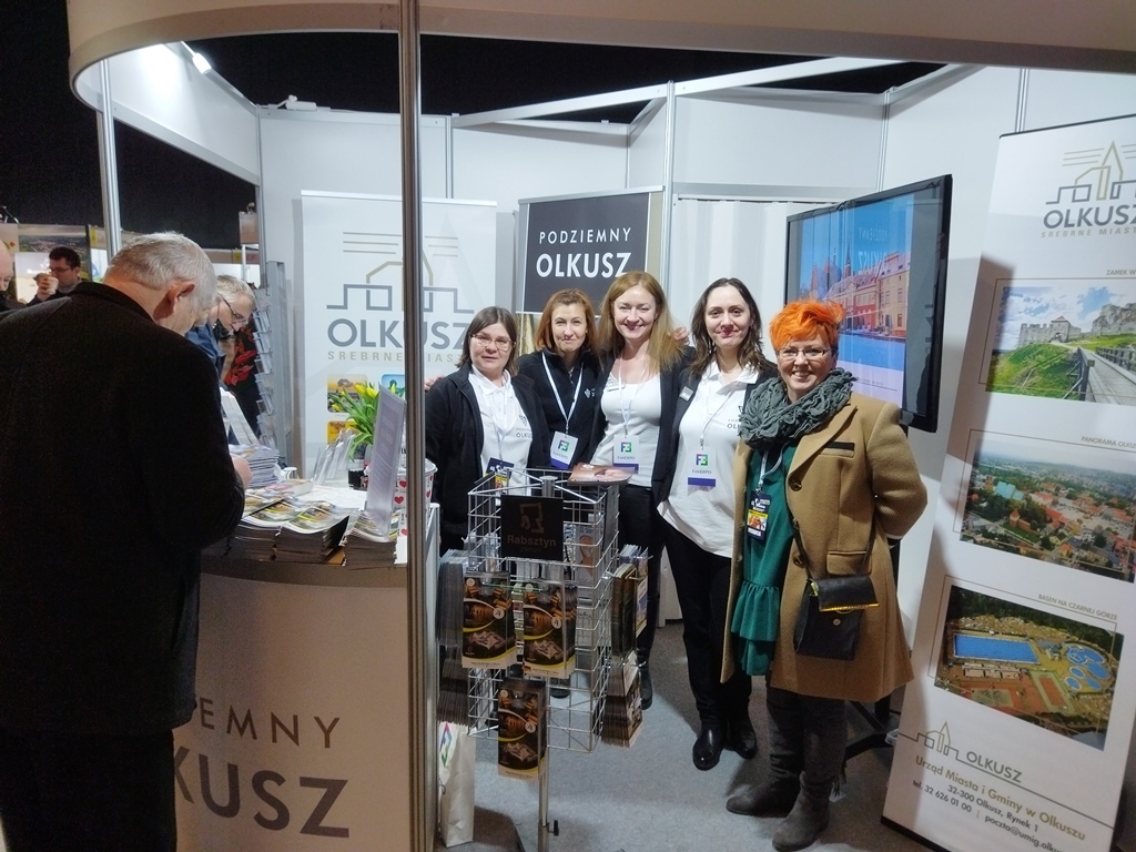 Grupa kobiet na stoisku targów turystycznych