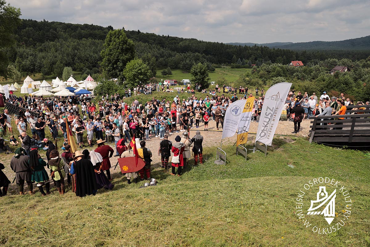 Kilkaset osób obserwuje zmagania rekonstruktorów