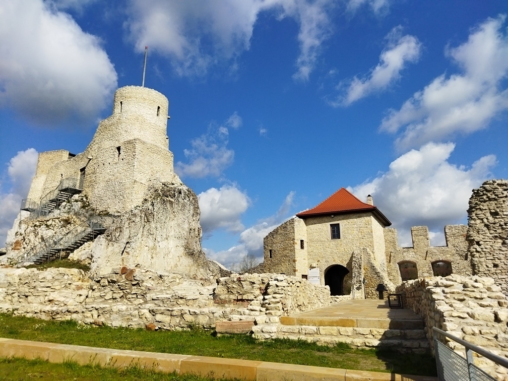Odrestaurowane ruiny zamku Rabsztyn. z lewej wysoka wieża na wapiennej skale.