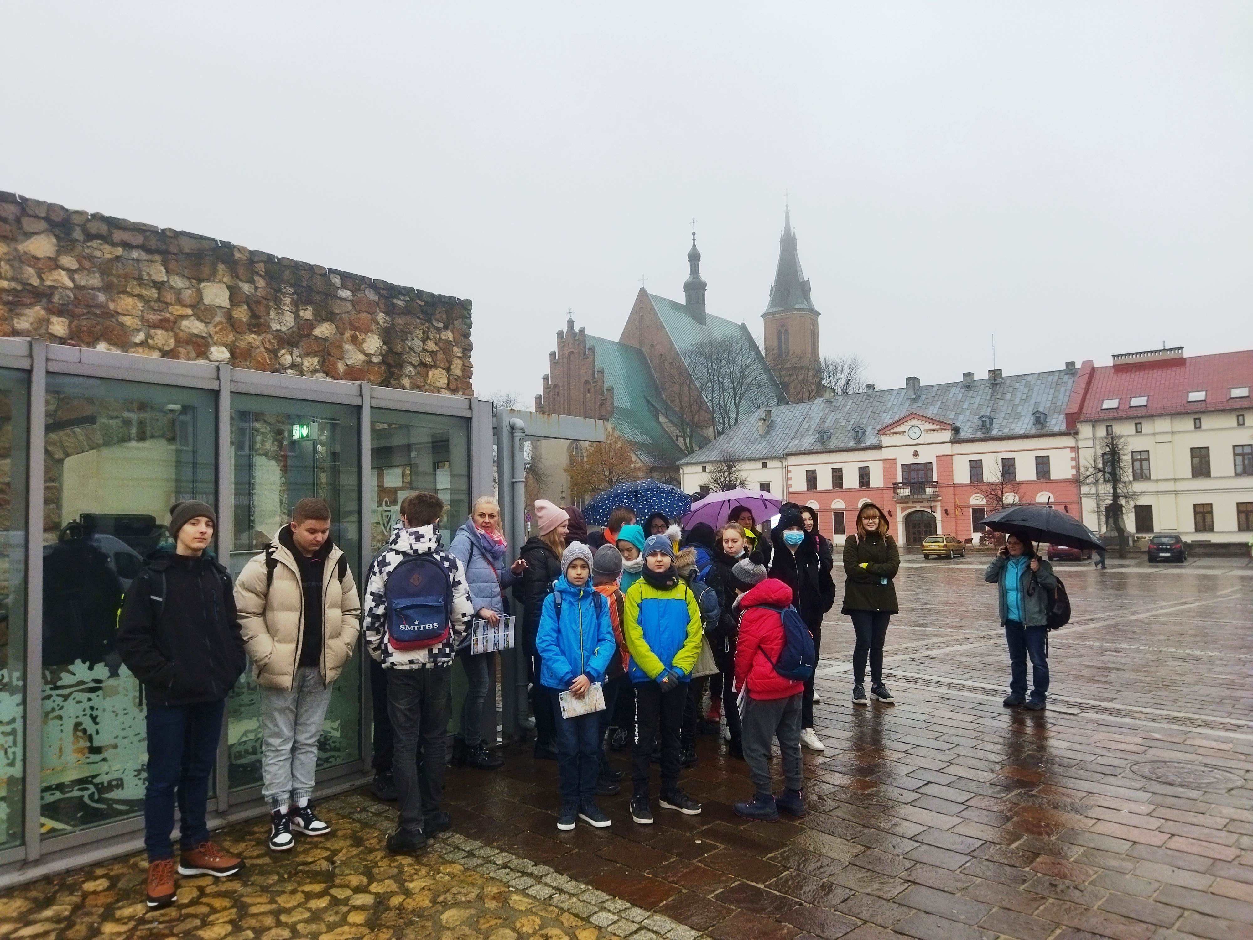 Grupa uczniów na rynku w Olkuszu