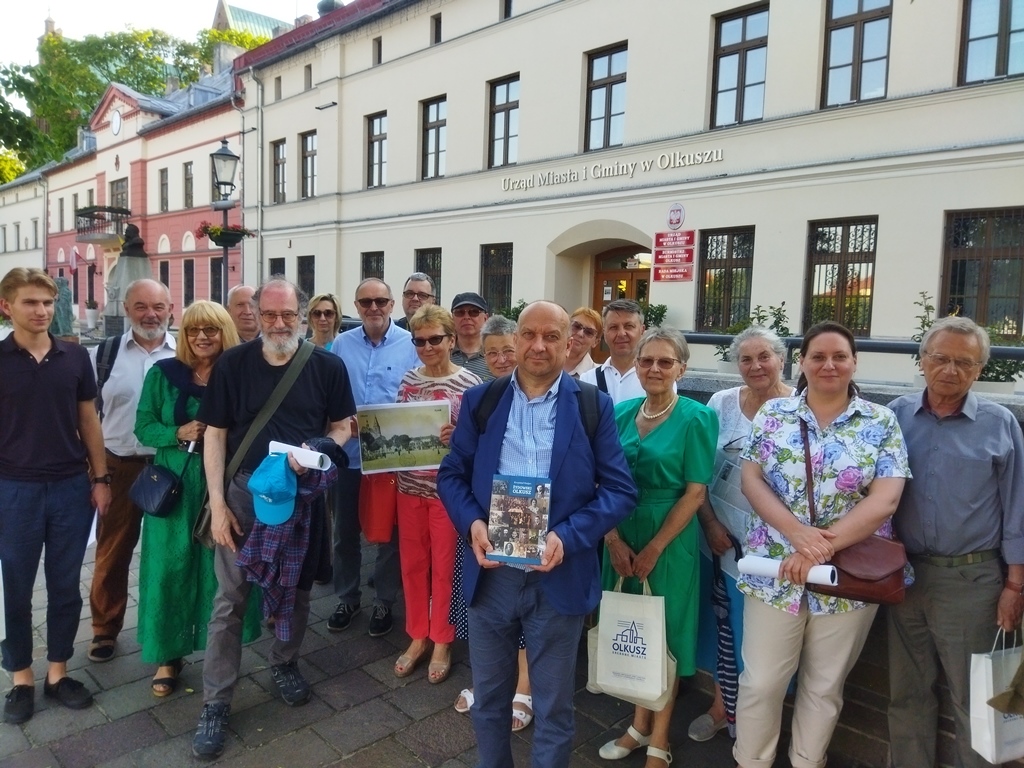 Kilkadziesiąt osób stojących na rynku 