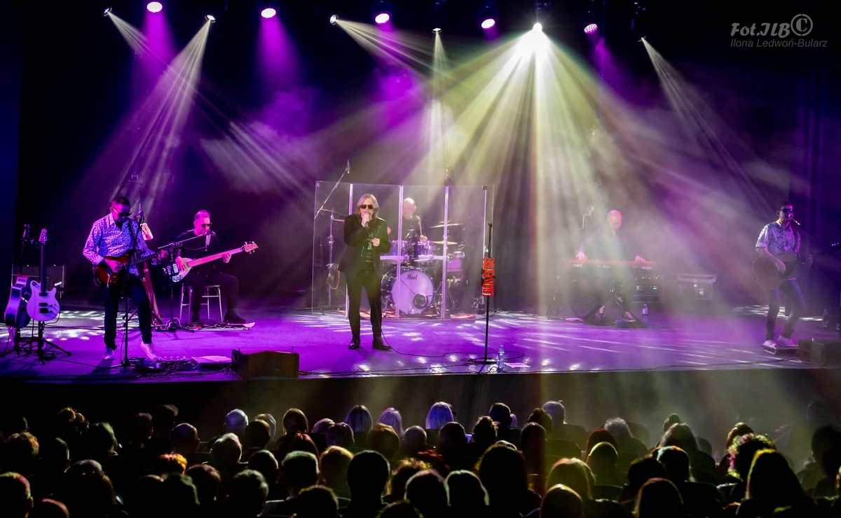 Grafika promocyjna wydarzenia Koncert zespołu Universe w Miejskim Ośrodku Kultury w Olkuszu