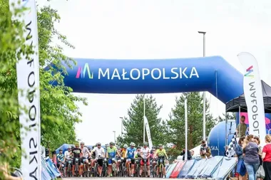 Tysiące na Pustyni Błędowskiej. Rowerowy weekend zyskał nową skalę