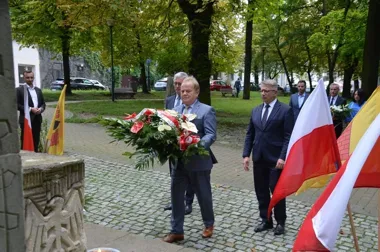 Minuta ciszy i kwiaty pod pomnikiem. Olkusz uczcił ofiary wojny