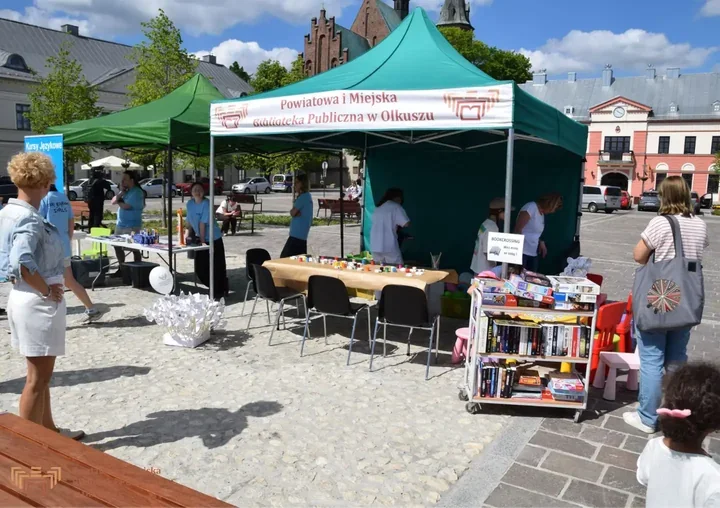 Olkuski rynek zrobił miejsce dla bajek. Rodzinne czytanie przyciągnęło tłumy