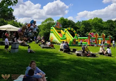 Rabsztyn pękał w szwach - rodzinny piknik zamienił wzgórze w plac zabaw