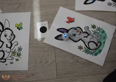 W olkuskiej bibliotece świąteczne pomysły spotkały roboty z ozobotami