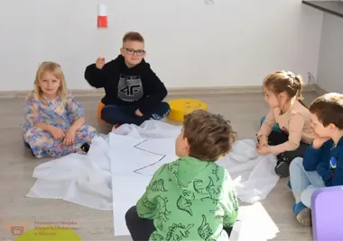 Flagi, roboty i bibuła - sobota w olkuskiej bibliotece z pomysłem