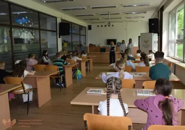 Alicja wpadła do biblioteki w Olkuszu - dzieci namalowały Krainę Czarów
