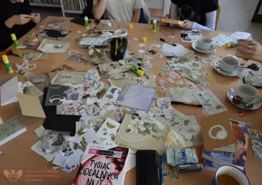 W olkuskiej bibliotece młodzi rozbierali na części trudne tematy i robili kartki