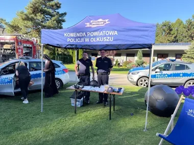 Policyjne rozmowy o bezpieczeństwie podczas rodzinnego pikniku w Wolbromiu
