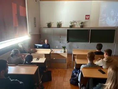 Uczniowie Olkusza skonfrontowani z internetowymi zagrożeniami - policjanci w szkołach