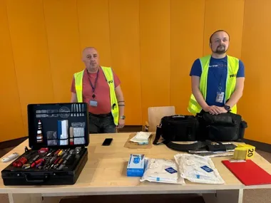 Licealiści z Olkusza na komendzie - chwycili pędzle i pobierali odciski