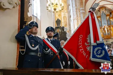 Policja i straż na olkuskim Rynku - ten gest miał ciężar historii