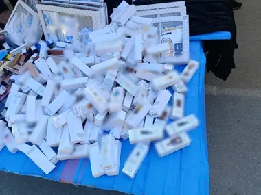 Trzy stoiska z podróbkami - policja w Wolbromiu zabezpieczyła towar