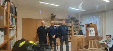 W bibliotece w Bukownie policjanci zaskoczyli dzieci nietypową lekcją bezpieczeństwa