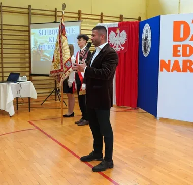 Pierwszoklasiści złożyli ślubowanie. W I LO w Olkuszu nagrodzono także pracowników
