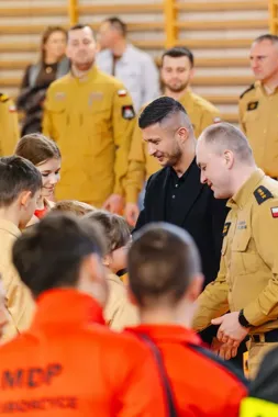 Młodzi strażacy rywalizowali w hali SP w Zadrożu – zwycięstwa Ściborzyc i Jangrota