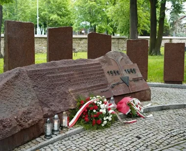 Na Starym Cmentarzu oddano hołd ofiarom hitlerowskich obozów