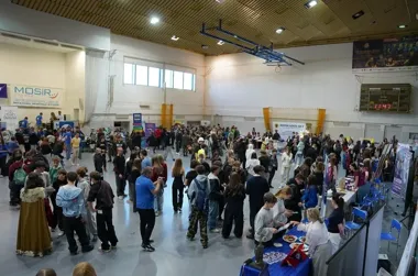 Ósmoklasiści ruszyli po szkoły – hala MOSiR-u zamieniła się w edukacyjny dworzec